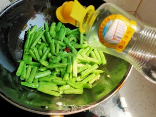 砂锅素焖豆角的做法步骤：7