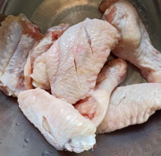 电饭煲懒人鸡翅的做法步骤：1