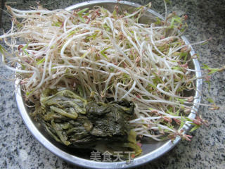咸菜炒绿豆芽的做法步骤：1