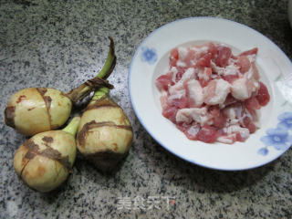 茨菇炒五花肉的做法步骤：1