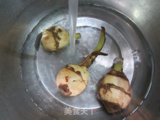 茨菇炒五花肉的做法步骤：2