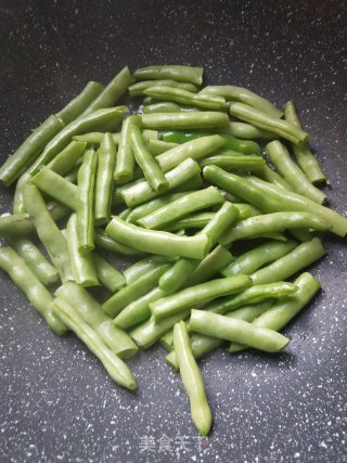 煸炒四季豆的做法步骤：1