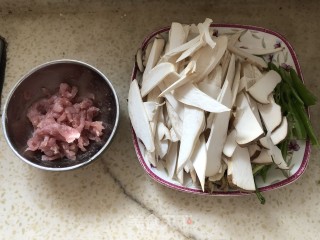 青椒鲍菇炒肉丝的做法步骤：1
