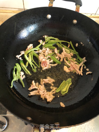 青椒鲍菇炒肉丝的做法步骤：3
