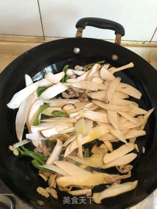 青椒鲍菇炒肉丝的做法步骤：4