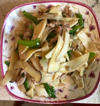青椒鲍菇炒肉丝的做法步骤：5