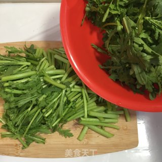 蒜蓉炒茼蒿的做法步骤：1
