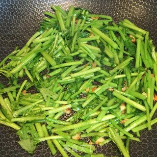 蒜蓉炒茼蒿的做法步骤：3