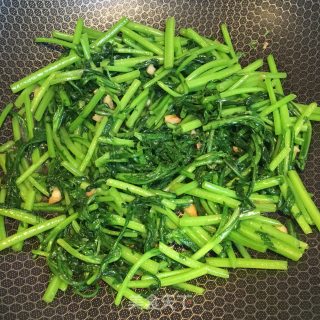 蒜蓉炒茼蒿的做法步骤：4