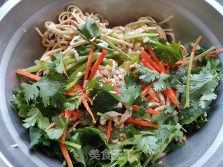 香菜拌云丝的做法步骤：5
