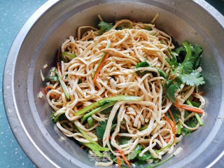 香菜拌云丝的做法步骤：7