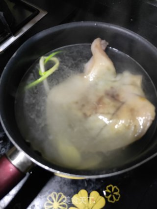 芹菜炒猪耳朵的做法步骤：1