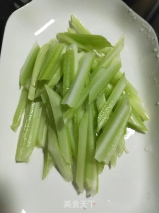 芹菜炒猪耳朵的做法步骤：2