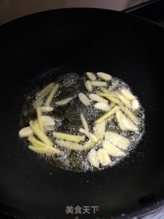 芹菜炒猪耳朵的做法步骤：4