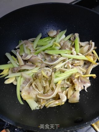 芹菜炒猪耳朵的做法步骤：5