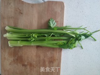 木耳拌芹菜的做法步骤：1