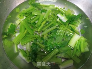 木耳拌芹菜的做法步骤：4