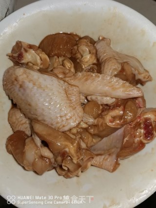 剁椒蒸鸡翅的做法步骤：1