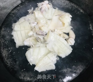 时蔬炒墨鱼#肉菜#的做法步骤：4
