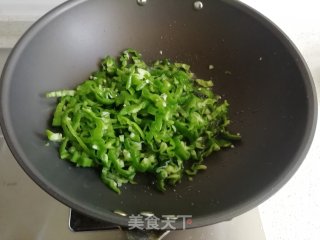 青椒炒虾仁的做法步骤：3