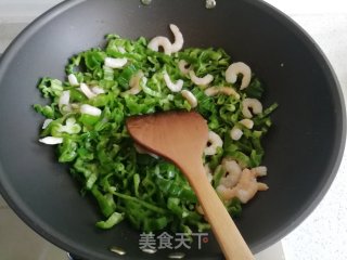 青椒炒虾仁的做法步骤：4