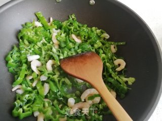 青椒炒虾仁的做法步骤：5
