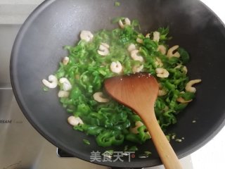青椒炒虾仁的做法步骤：6