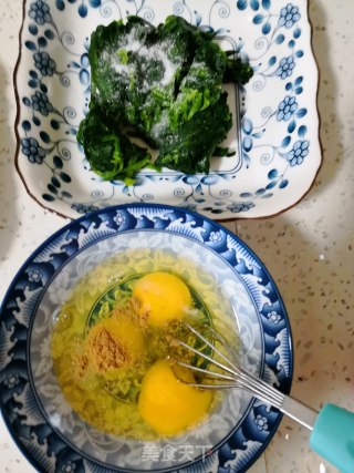 菠菜炒鸡蛋的做法步骤：2