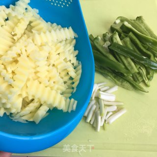 土豆炒青椒的做法步骤：1