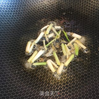 土豆炒青椒的做法步骤：2