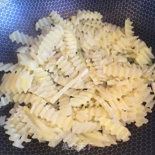 土豆炒青椒的做法步骤：3