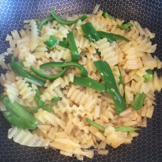 土豆炒青椒的做法步骤：4
