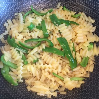 土豆炒青椒的做法步骤：5