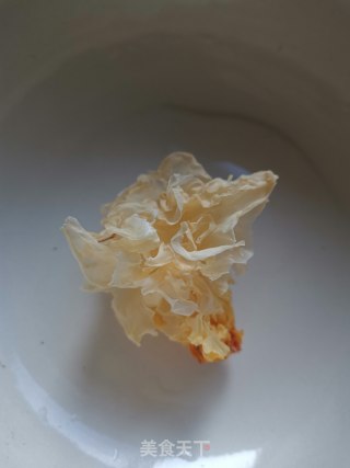 银耳莲子羹的做法步骤：1