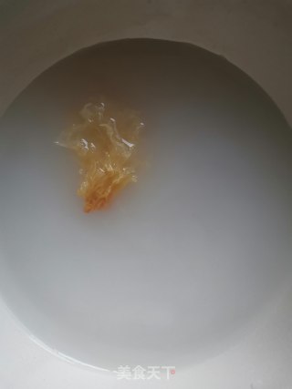 银耳莲子羹的做法步骤：2