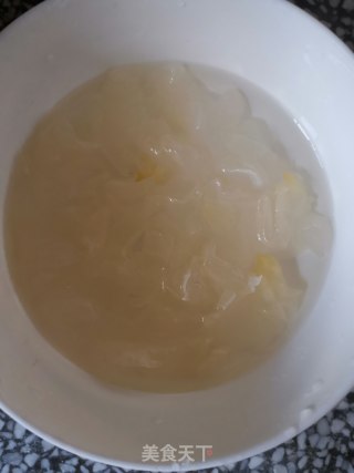 银耳莲子羹的做法步骤：3