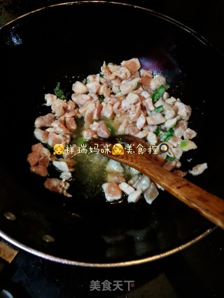 原创【????仙草味道????私房菜????】????仙草自己的味道????甜腻腻的酱爆????肉丁????的做法步骤：3
