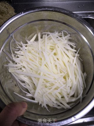 炝炒土豆丝的做法步骤：1