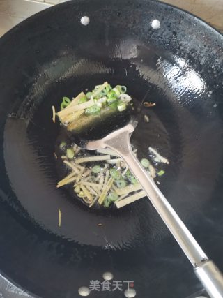 蒜黄炒千张的做法步骤：2