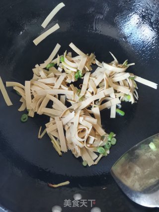 蒜黄炒千张的做法步骤：3