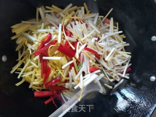 蒜黄炒千张的做法步骤：5