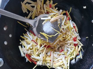 蒜黄炒千张的做法步骤：6