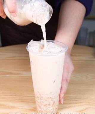 银耳马蹄鲜奶茶的做法步骤：9