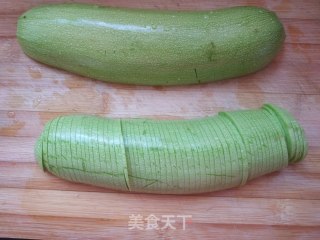 肉末浇汁西葫芦的做法步骤：1