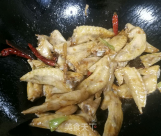 焖鸡翼尖的做法步骤：2