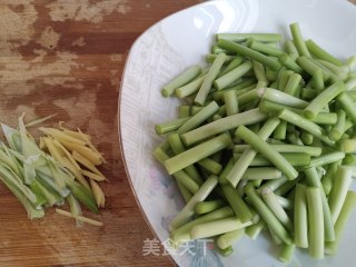 蒜苔烧虾仁的做法步骤：2