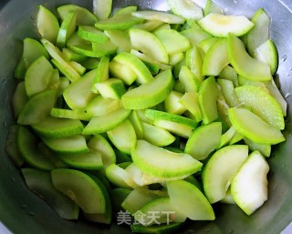 木耳炒西葫芦胡萝卜的做法步骤：4
