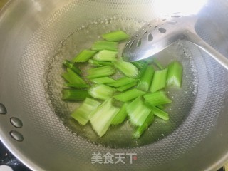 西芹炒银杏果的做法步骤：3