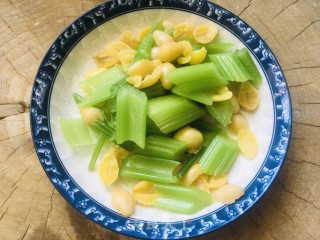 西芹炒银杏果的做法步骤：4