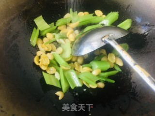 西芹炒银杏果的做法步骤：7